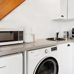 Cosy Loft Apartment In Mermaid Walk To Beach