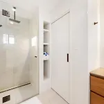 Cosy Loft Apartment In Mermaid Walk To Beach